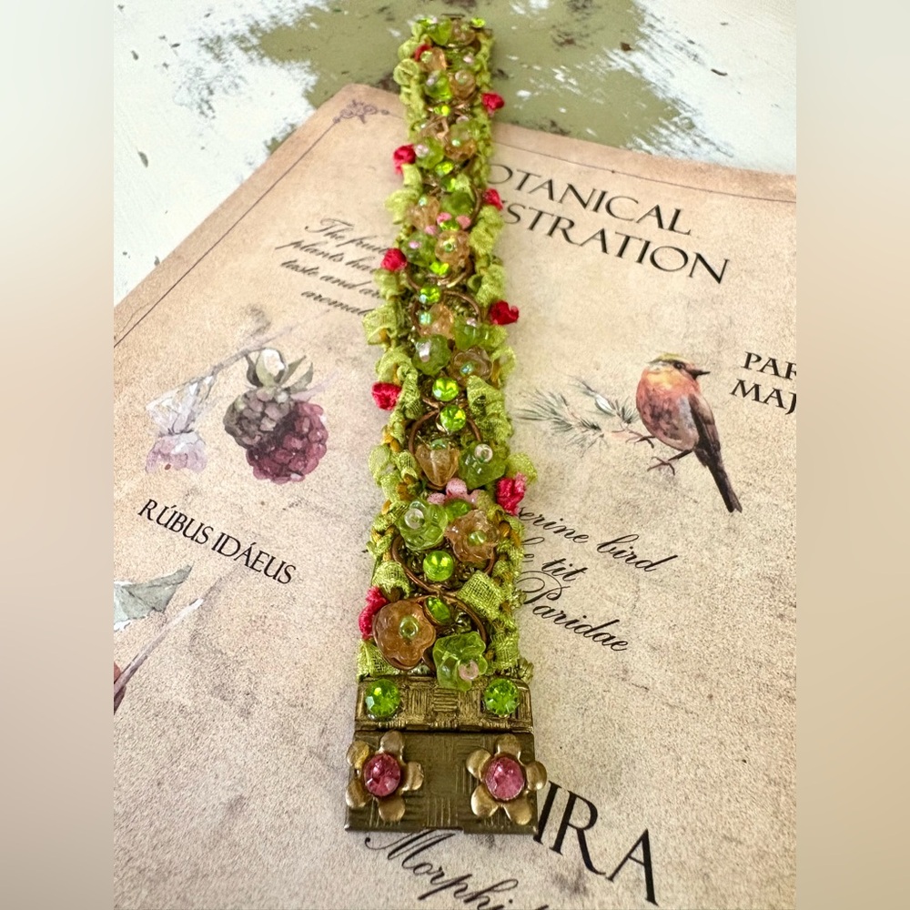 EUC Vintage HTF Green Red Mille Fleur Floral Glass Beaded Rhinestone Bracelet